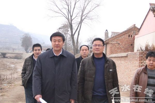 张栋梁同志在永清镇领导陪同下到帮扶村实地调研.JPG
