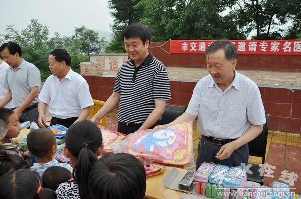 向贫困家庭小学生发放学习用品.JPG