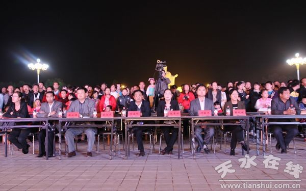 县领导观看比赛.jpg