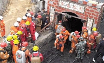 9月25日,甘肃白银屈盛煤矿事故救援现场,最后一批救援人员走出事发矿井。图/新华社