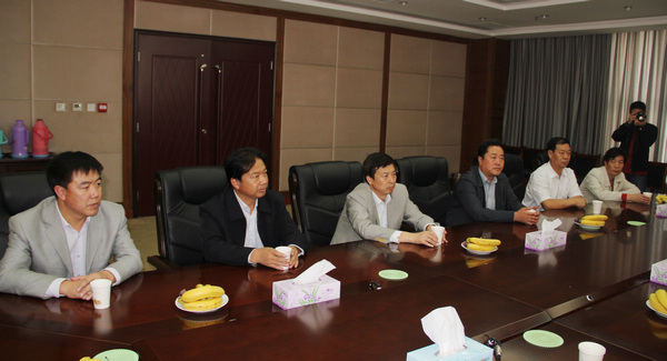 陇山林业局党委书记王小平,党委副书记,局长刘锡良等党政领导班子成员