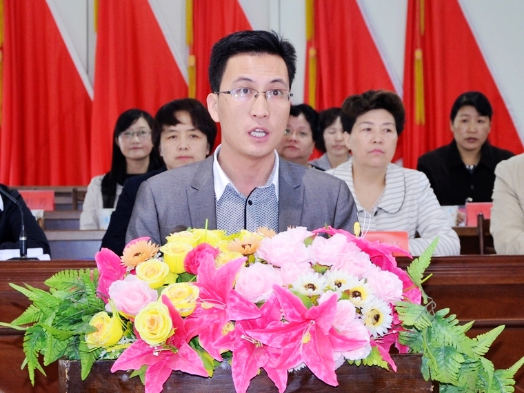 (团县委书记丁世雄代表群团组织向大会致贺词)