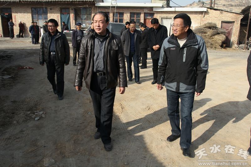 党委副书记高云峰带领"双联"工作办公室及相关人员,深入麦积区石佛镇