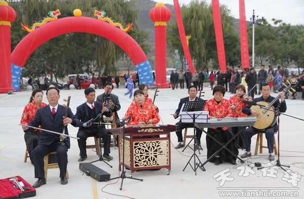 十八大04-老年大学乐器合奏.jpg