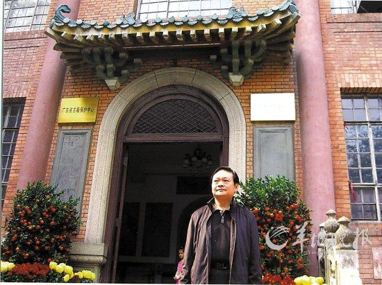 于幼军在广东省立中山图书馆文德分馆的留影 (李昭淳 摄) 于幼军在广东省立中山图书馆文德分馆的留影 (李昭淳 摄)