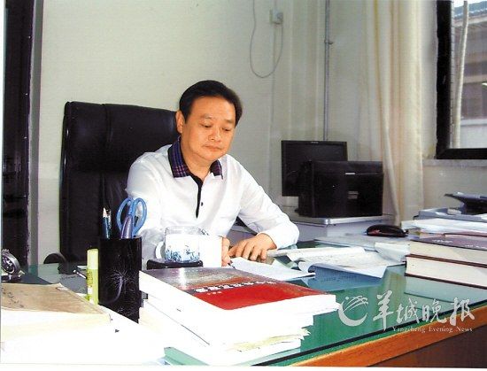 2009年9月9日,于幼军在中国国家图书馆,时值中国国家图书馆建馆100周年庆典。他把自己在此读书写作的地方叫“紫竹书房” (李昭淳 摄) 2009年9月9日,于幼军在中国国家图书馆,时值中国国家图书馆建馆100周年庆典。他把自己在此读书写作的地方叫“紫竹书房” (李昭淳 摄)