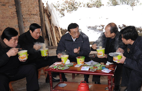 File photo taken on Jan. 31, 2008 shows Li Keqiang eats instant noodles with his colleagues as they talk about disaster relief work in the snowstorm-stricken Ziyun Village of Laojun Township of Xuanhan County in southwest China's Sichuan Province. (Xinhua/Li Xueren)