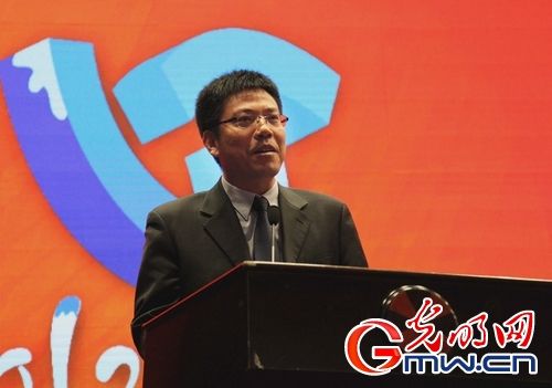 光明网总裁陆先高代表网络媒体宣读《哈尔滨宣言》。光明网 杨晶 摄 光明网总裁陆先高代表网络媒体宣读《哈尔滨宣言》。光明网 杨晶 摄