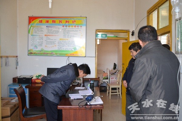 检查崔刘村村卫生室运行情况.jpg