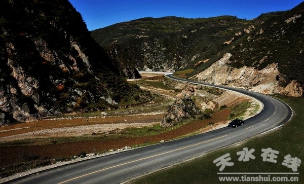 新建成的温泉至秦亭段通乡油路.jpg