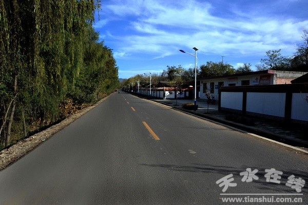 新建成的县城至温泉道路.jpg