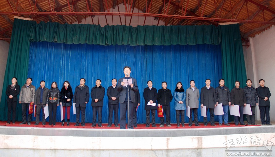 为了深入贯彻学习党的十八大精神,动员社会各方面力量支持三农、服务三农,满足农民群众日益增长的物质文化精神生活需求,大力推进农村精神文明建设,进一步推动全市农村经济和社会全面发展,吹响全面建成小康社会的号角,1月30日,由中共天水市委、天水市人民政府主办;中共天水市委宣传部、中共清水县委、清水县人民政府承办的2013年天水市科技、文化、卫生三下乡集中示范活动走进清水县白驼镇。 (市政府副秘书长张有信讲话,市委宣传部副部长赵子洲主持三下乡活动,市文明办主任李德荣宣读市帮扶物资及项目情况。