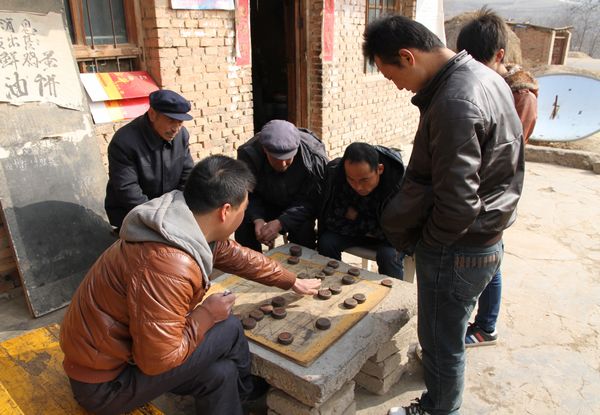 老人们在下棋聊天话盛世,小孩子在放炮辞旧迎新春,清水的农村和崔刘村