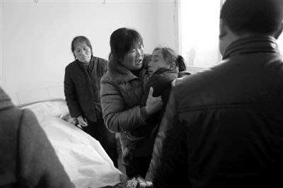 2��28�գ�Ѧ�����ؼ�����Ժһ�����ڣ�������Ȱ�����������������ĸ�ס� �¾������� �ر� ��