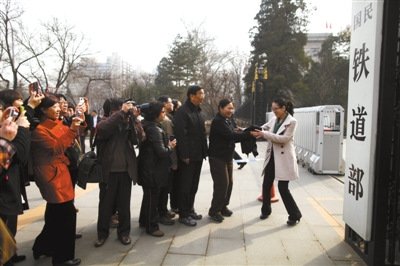 83岁铁路老员工穿工作服赴铁道部门口含泪拍照