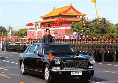 2009年10月1日,胡锦涛在天安门广场检阅受阅部队。