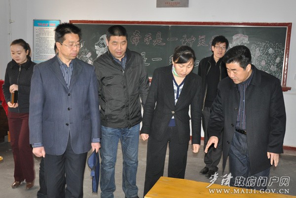 王曙辉在社棠中心学校调研.jpg 王曙辉在社棠中心学校调研.jpg