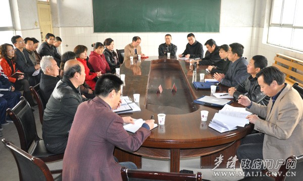 王曙辉在市八中调研.jpg 王曙辉在市八中调研.jpg