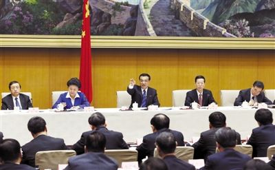 昨日,国务院总理李克强在北京主持召开新一届国务院第一次全体会议,并发表重要讲话。新华社记者 鞠鹏 摄 昨日,国务院总理李克强在北京主持召开新一届国务院第一次全体会议,并发表重要讲话。新华社记者 鞠鹏 摄