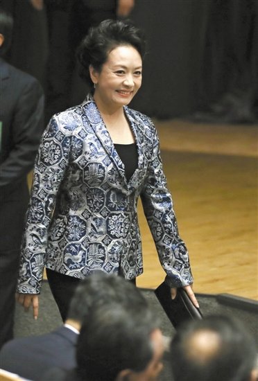 专家称彭丽媛着装沉稳含蓄 服饰设计含军服元素