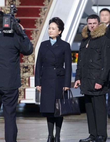 习近平夫人手提包为国产定做 成都类似包卖断货