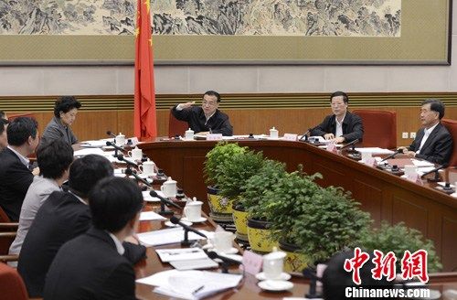 4月12日,中国国务院总理李克强在北京中南海主持召开专家和企业负责人座谈会,听取对当前经济形势和宏观经济政策的看法和建议。中新社发 廖攀 摄 4月12日,中国国务院总理李克强在北京中南海主持召开专家和企业负责人座谈会,听取对当前经济形势和宏观经济政策的看法和建议。中新社发 廖攀 摄