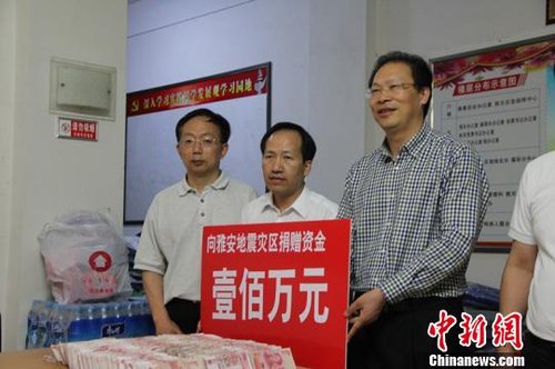 美国侨领“身背”百万现金送至震区(图)
