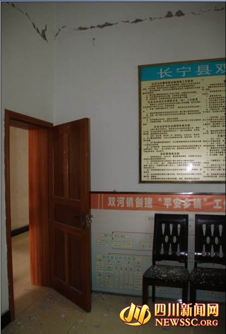 双河镇政府办公楼出现明显裂缝
