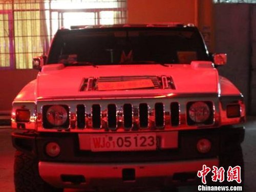 广东惠州武警公开披露悍马车主悬挂假武警号牌