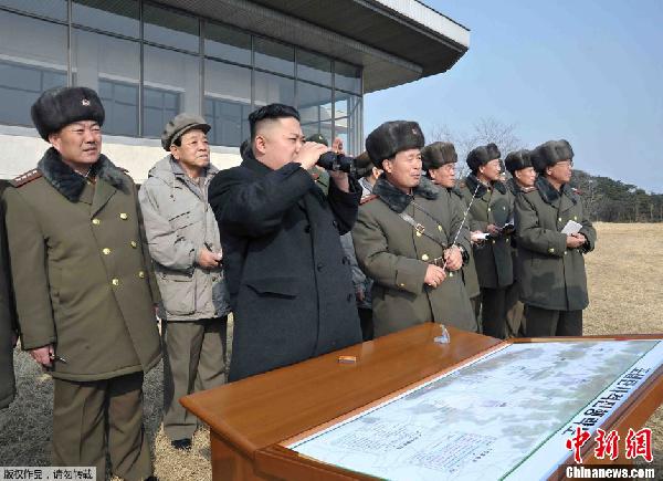 朝鲜最高领导人金正恩下令进行炮兵火力打击训练以检查朝鲜炮兵部队的实战能力,并到现场指导训练。