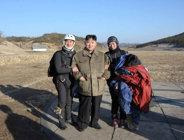 资料图:金正恩视察朝鲜人民军伞兵部队。