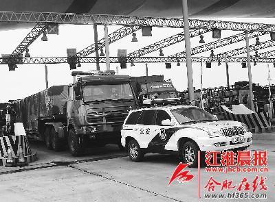 这两辆假军车被当场识破。(交警提供)