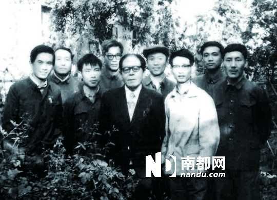 龚祥瑞和学生们在龚家后花园合影,右二为李克强。 龚祥瑞和学生们在龚家后花园合影,右二为李克强。