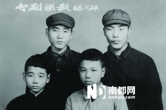 1968年,李克强(前右)送别一位朋友的合影,后左为李皋兰。 1968年,李克强(前右)送别一位朋友的合影,后左为李皋兰。