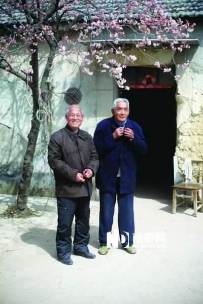 一位年轻人坐在田埂上“看青”,黑瘦的身躯上挂一件白汗衫,鼻梁上的眼镜与土地并不搭调,倒是与手里翻的书页浑然天成。烈日炙烤,他抱起手里的《三国演义》,爬上田间高耸的明皇陵,在陵墓上一片阴翳的小树林里继续安静地翻书。 ———孙启超(李克强的入党介绍人之一) 一位年轻人坐在田埂上“看青”,黑瘦的身躯上挂一件白汗衫,鼻梁上的眼镜与土地并不搭调,倒是与手里翻的书页浑然天成。烈日炙烤,他抱起手里的《三国演义》,爬上田间高耸的明皇陵,在陵墓上一片阴翳的小树林里继续安静地翻书。 ———孙启超(李克强的入党介绍人之一)