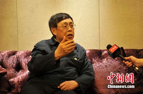 陈毅之子、中国人民对外友好协会原会长陈昊苏日前在井冈山接受中新社记者独家专访时表示,“中国外交的本质是友好外交,但该强硬时会强硬。”谈及近段时间国际上出现的紧张局面,陈昊苏引用中国古话“树欲静而风不止”来形容:“风太大了树就有可能折断,树当然不愿意风太大,但是风一定要来,有的时候你决定不了”。 刘占昆 摄