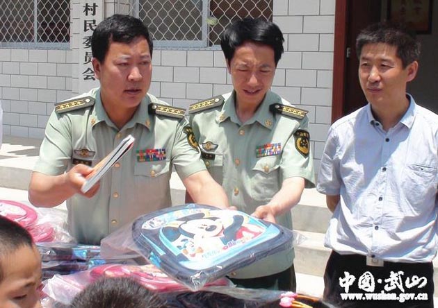 甘肃省公安厅警卫局为令川小学学生捐赠学习用