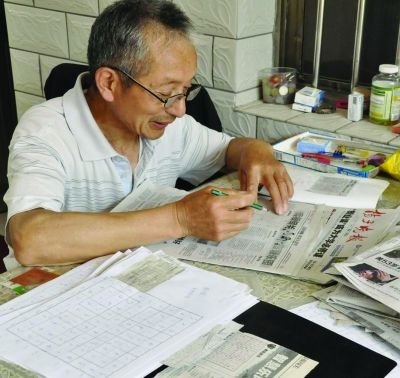 黄金龙老人在运算数独。