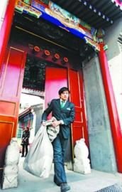 一位工作人员提着一袋信件走出中南海邮局大门。