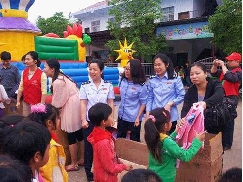 左数第三位穿粉色衣服女子为株洲醴陵市团市委书记 易翔(图片由知情人提供)