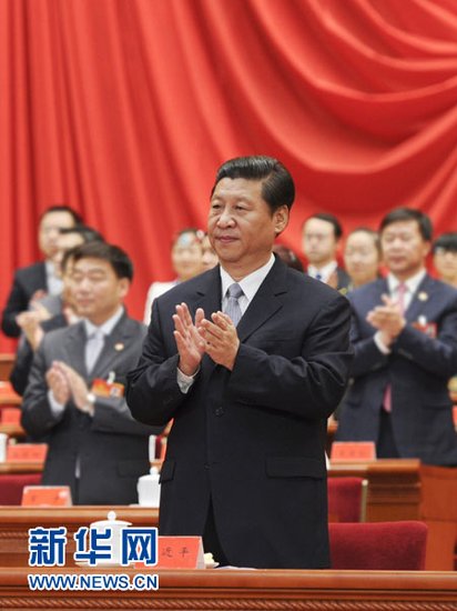 6月17日,中国共产主义青年团第十七次全国代表大会在北京人民大会堂开幕。这是中共中央总书记、国家主席、中央军委主席习近平在主席台向与会代表鼓掌致意。新华社记者张铎摄