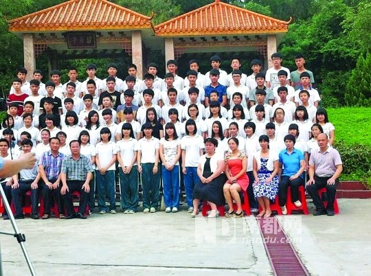 中学校长PS进学生毕业照 称接待领导没空拍(图)