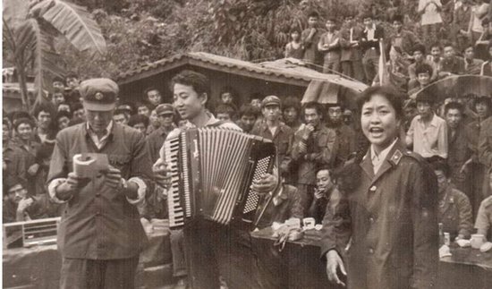 党报忆总政歌舞团60年:彭丽媛等冒危险赴前线
