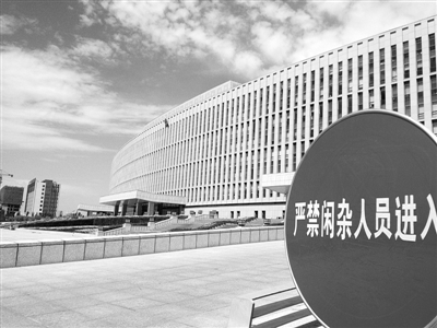 7月9日,内蒙古巴彦淖尔市党政办公大楼。大楼是在王素毅任市长期间建成。新京报记者 孟祥超 摄