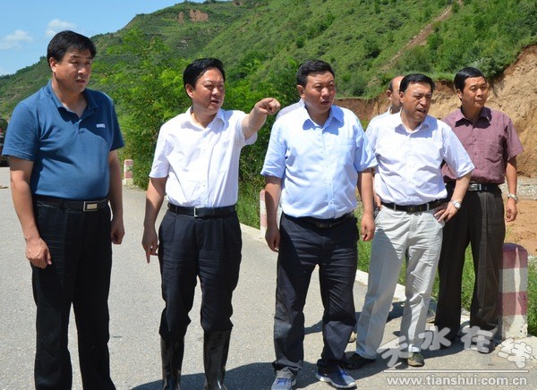 杨维俊检查灾情2.jpg