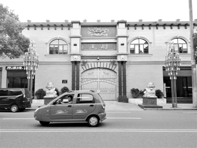 7月17日,王林在江西省萍乡市芦溪县住所的大门上,有“王府”二字。A14-A15版摄影/新京报记者 张寒