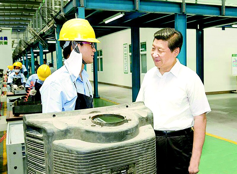 图为:习近平在格林美武汉分公司考察废弃物的绿色回收利用。
