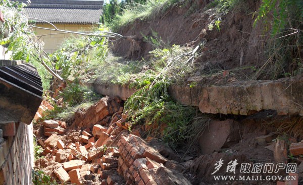 �������ʯСѧɽ�岿��̮��