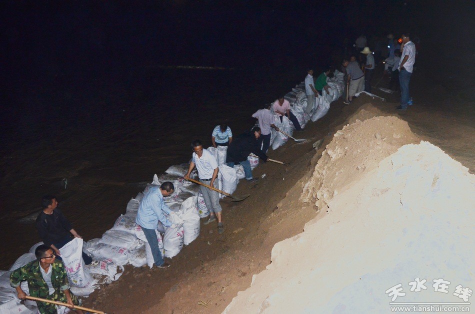 清水干部职工连夜冒雨抢险救灾筑堤防确保行洪