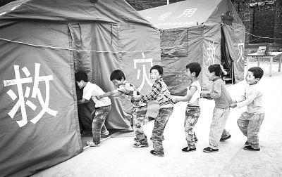 7月24日,几名孩子在岷县申都乡青土村安置点玩耍。 新华社记者 刘潇摄